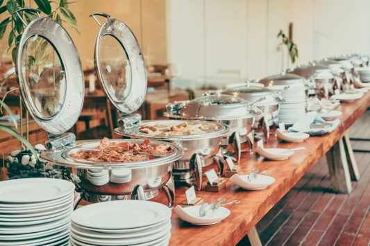 Comment disposer les plats pour un buffet ?