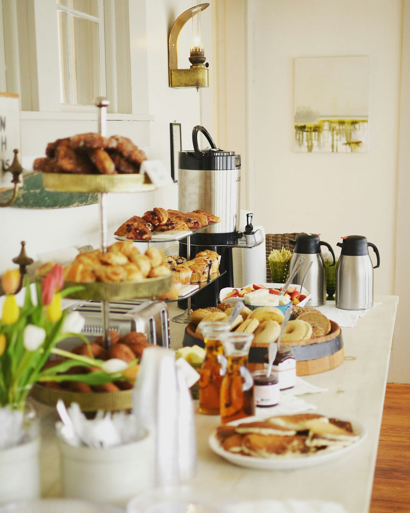 Buffet brunch lendemain de mariage – table élégante avec viennoiseries, fleurs et décoration matinale