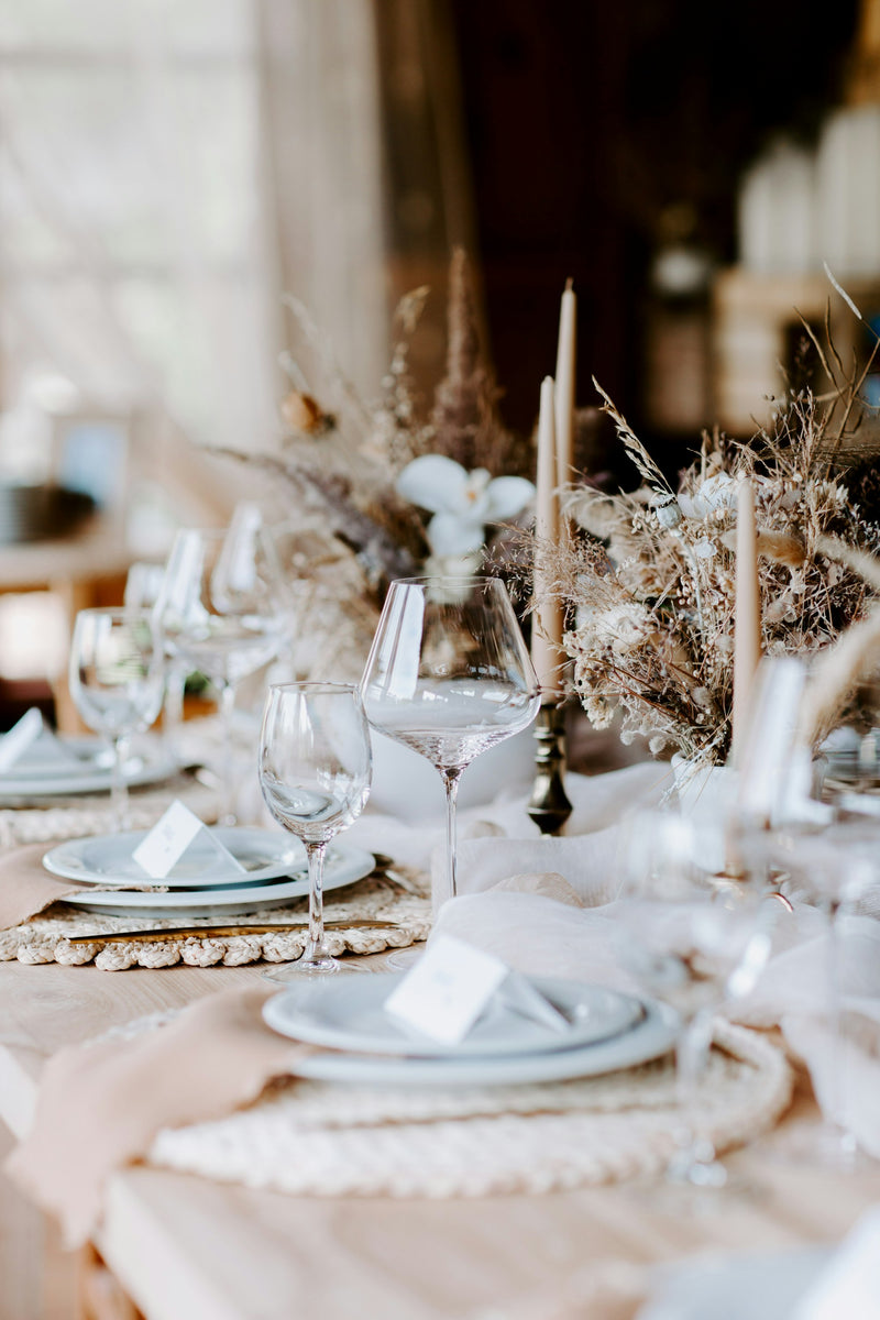 Mariage laïque en plein air – table de buffet bohème avec décoration florale naturelle