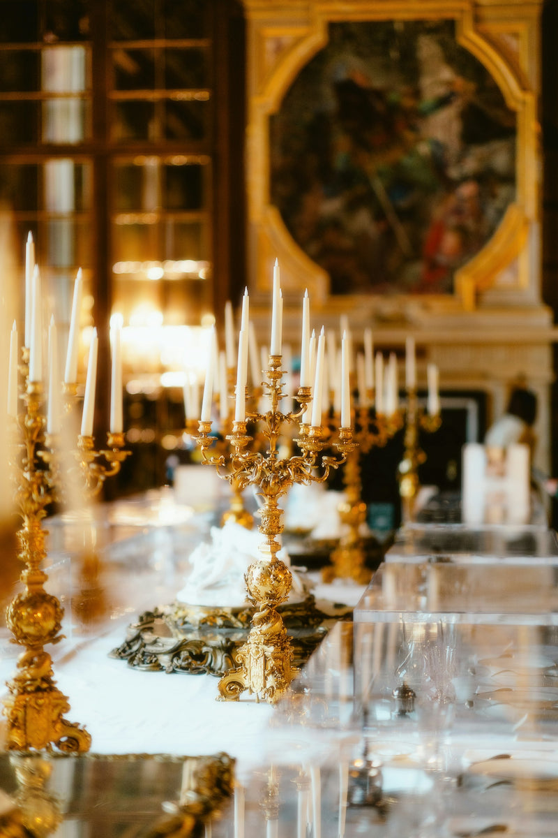 Décoration dorée mariage – buffet luxueux avec éléments or et bougies