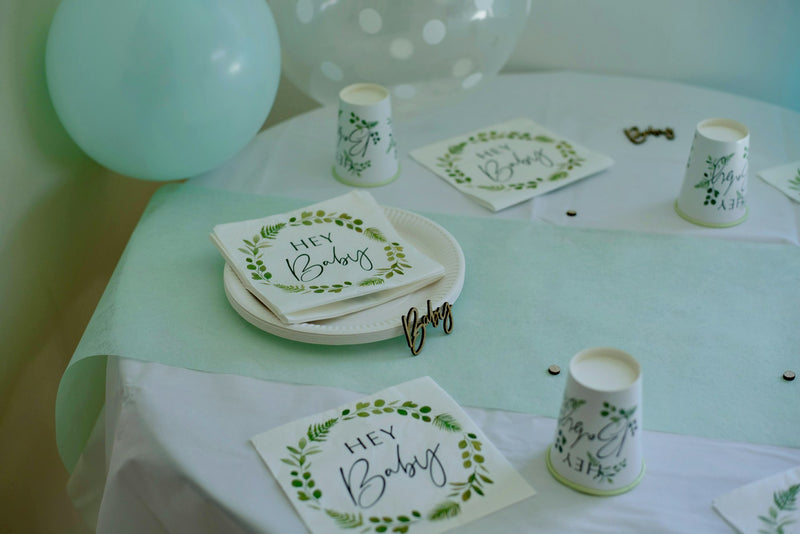 Table de baptême décorée – idées décoration avec fleurs et accessoires élégants