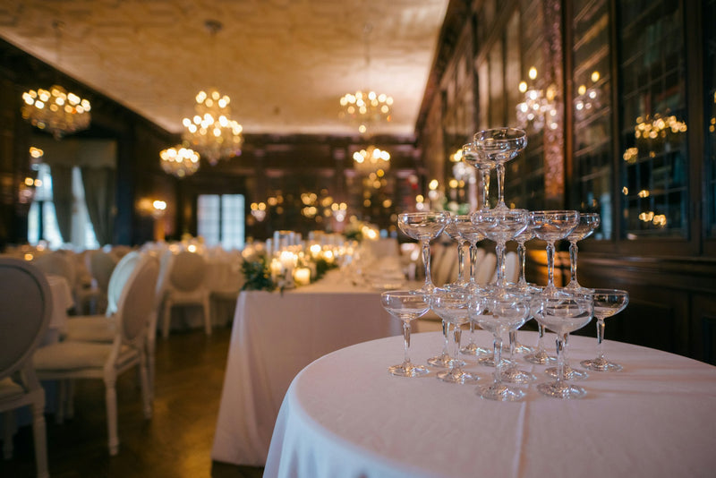 Vin d’honneur mariage – espace cocktail élégant avec coupes de champagne et décoration raffinée