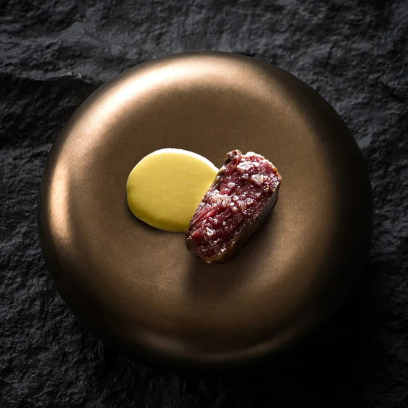 Plato de aperitivos estilo francés con un toque de alta cocina occidental, platos pequeños exquisitos y postres creativos.