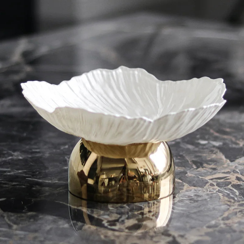 Assiette de Présentation Pétale Blanche Pied Doré