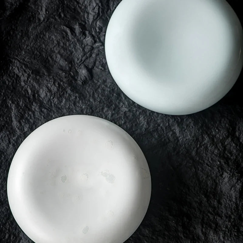 Plato de aperitivos estilo francés con un toque de alta cocina occidental, platos pequeños exquisitos y postres creativos.