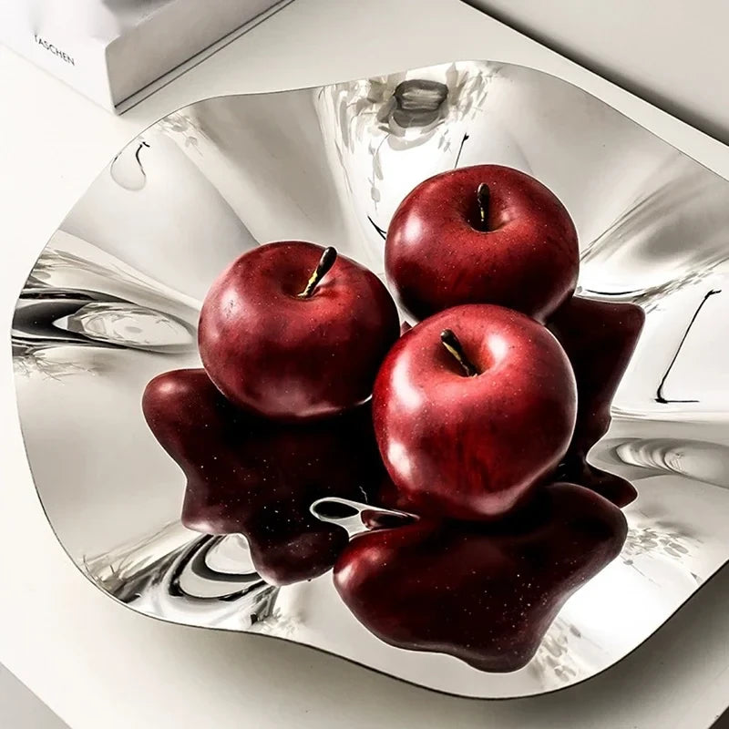 Plateau de service inox ondulé miroir avec livres et couverts