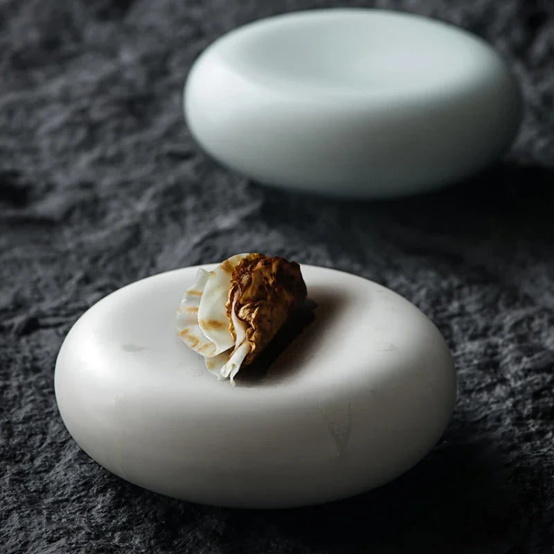 Plato de aperitivos estilo francés con un toque de alta cocina occidental, platos pequeños exquisitos y postres creativos.