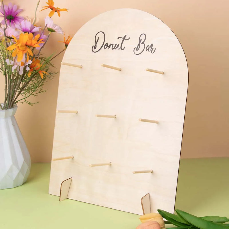 Soporte para donas, expositor de pared para donas, tablero de madera reutilizable con clavijas para despedidas de soltera, cumpleaños, bodas y decoración de mesas de fiesta