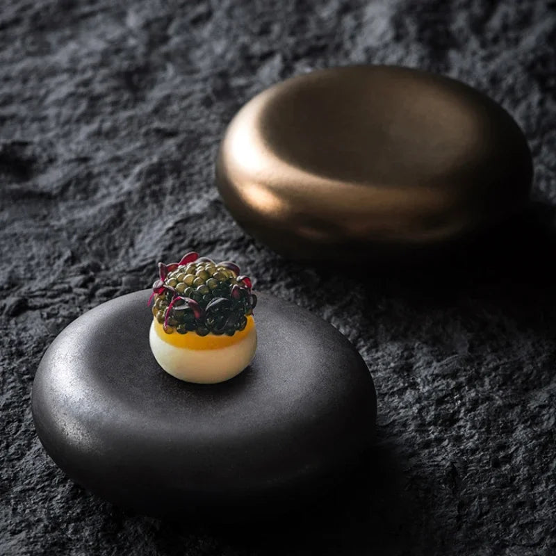 Plato de aperitivos estilo francés con un toque de alta cocina occidental, platos pequeños exquisitos y postres creativos.