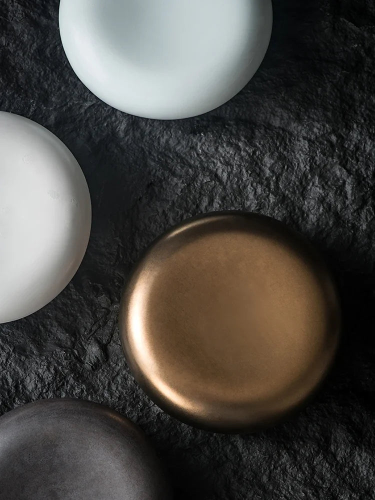 Plato de aperitivos estilo francés con un toque de alta cocina occidental, platos pequeños exquisitos y postres creativos.