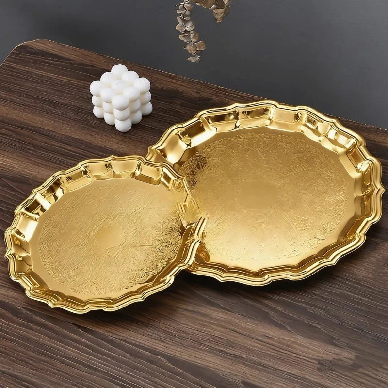 Plateau rond métal ciselé doré et argenté, présentation gâteaux et pâtisseries