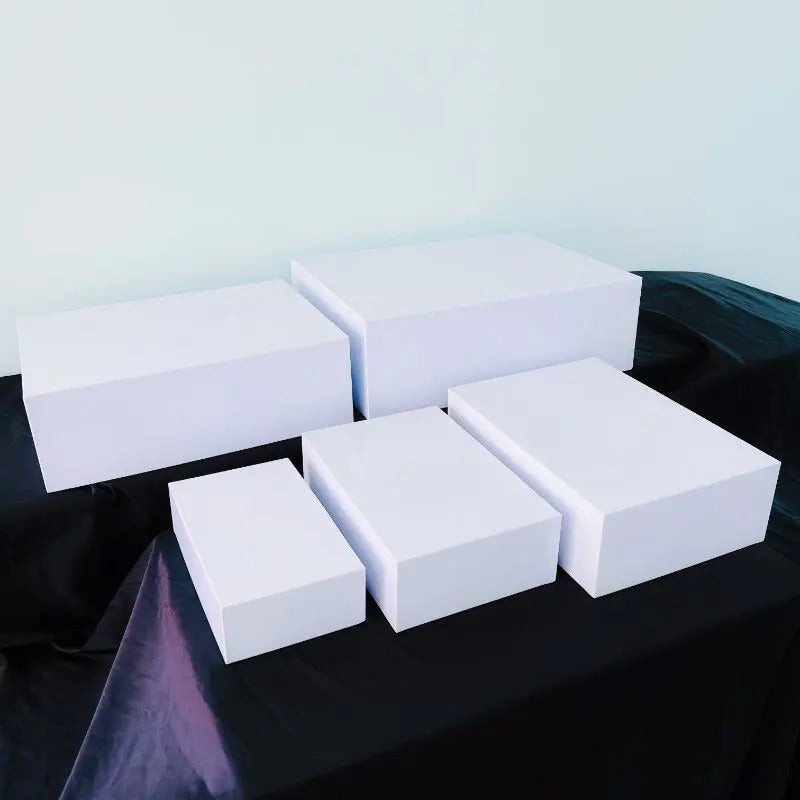 Présentoir buffet cube blanc lot 5 – vue détaillée matière et finition