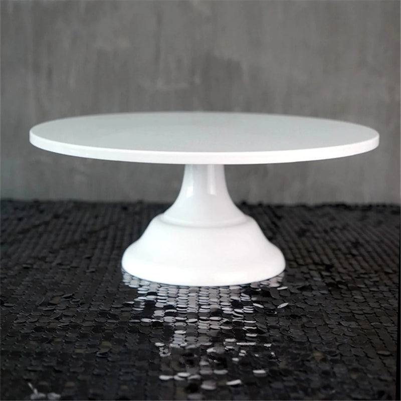 Présentoir gâteau blanc – ambiance mariage romantique et raffinée